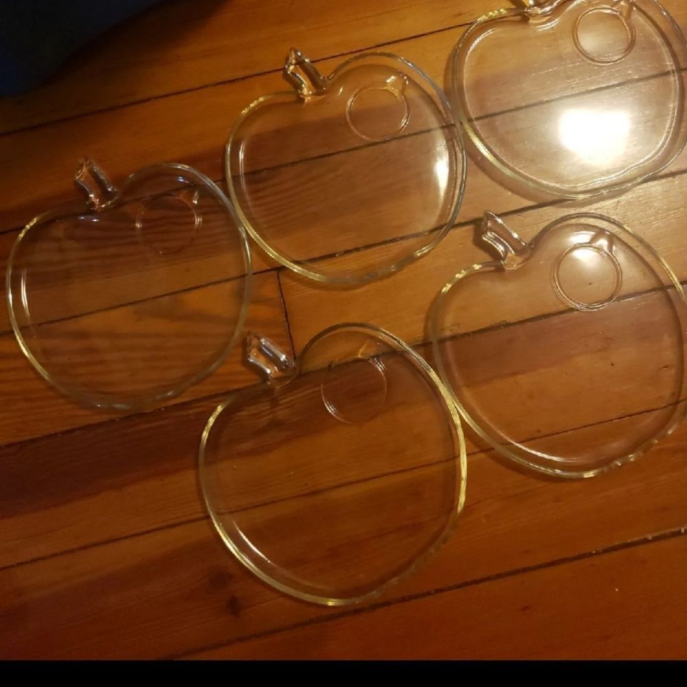 Apple shaped glass plates